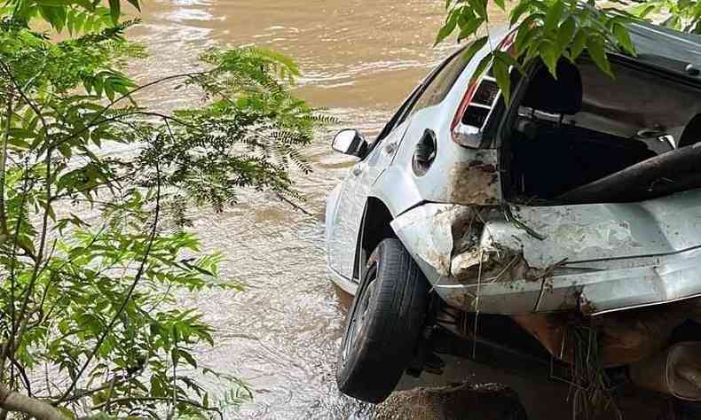 Carro de Tatiane capotou e ela foi lanada para o rio