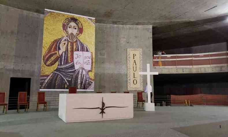 Altar j est montado no auditrio da Catedral Cristo Rei, para celebrao eucarstica(foto: Arquidiocese de Belo Horizonte/Divulgao)