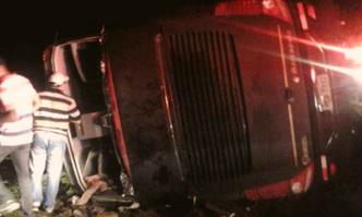nibus da banda tombou no Cear; Wesley Safado no estava no veculo(foto: Polcia Rodoviria do Cear)