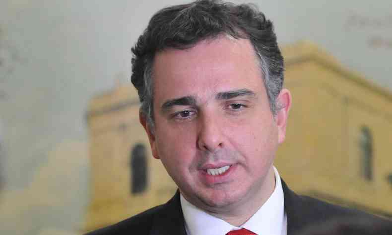 Foto em detalhe do rosto do senador Rodrigo Pacheco, presidente do Senado