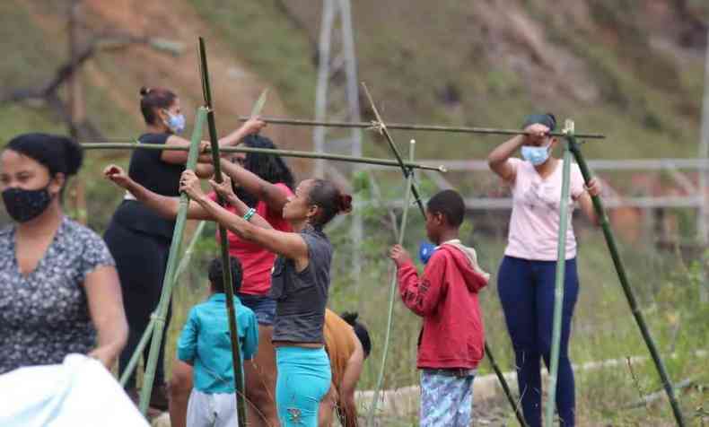 Moradores desalojados e integrantes do MTST montam ocupao em Ouro Preto