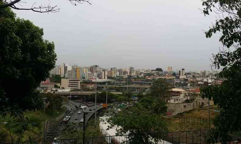 Vista de Belo Horizonte nesta manh, com cu nublado e chuvas