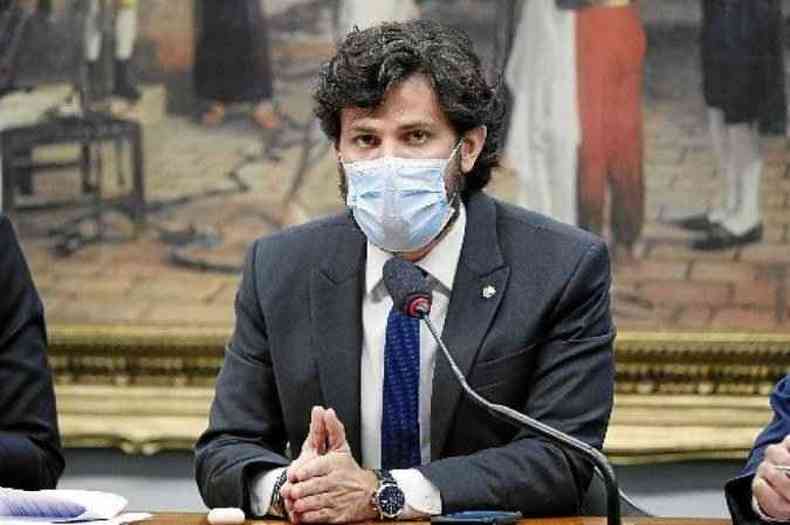 De terno e gravata azul, o deputado Marcelo Aro (PP-MG) na Cmara dos Deputados 