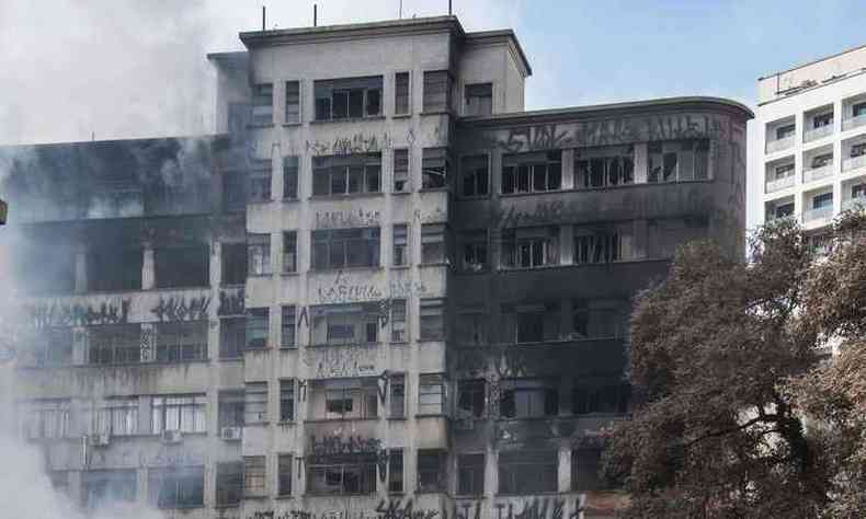 O prdio de 12 pavimentos foi atingido, sobretudo nos quatro andares mais altos, pelas chamas do incndio(foto: Nelson Almeida/AFP )