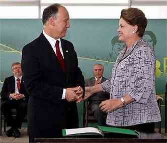 Pepe Vargas e Dilma Rousseff, na solenidade de posse. Ao fundo, Marco Maia e Michel Temer (foto: Roberto Stuckert Filho/PR)