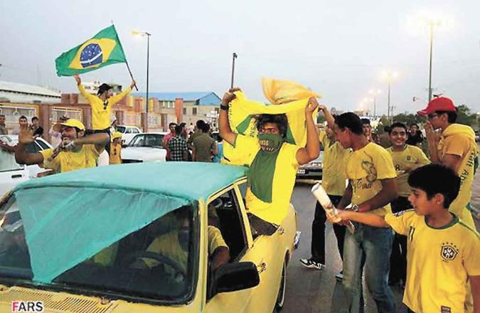 No vibrante Grande Bazar de Teerã, a música está por toda a parte (E). As cores da Seleção Brasileira foram adotadas pelo Sanat Naft Football Club, cuja torcida, grita: No vibrante Grande Bazar de Teerã, a música está por toda a parte (E). As cores da Seleção Brasileira foram adotadas pelo Sanat Naft Football Club, cuja torcida, grita: