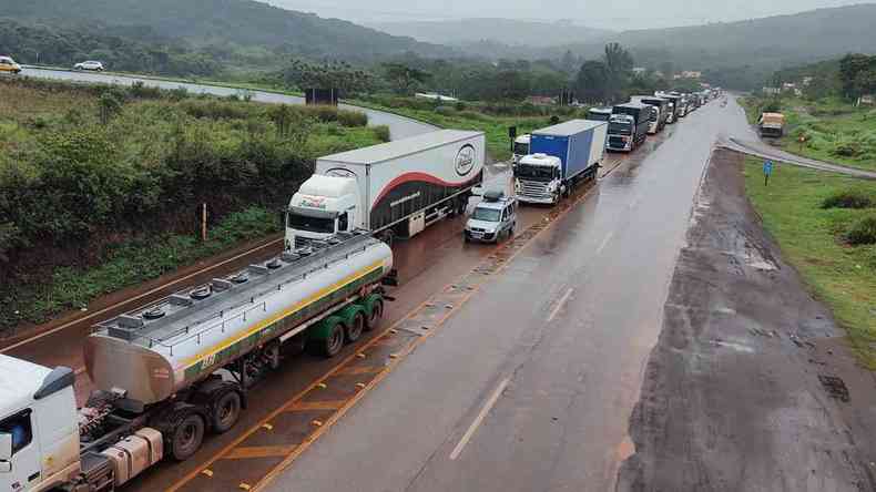 Mesmo depois do fim das manifestaes a BR-040 em Congonhas registrou trfego lento caminhes parados na estrada por manifestao de caminhoneiros