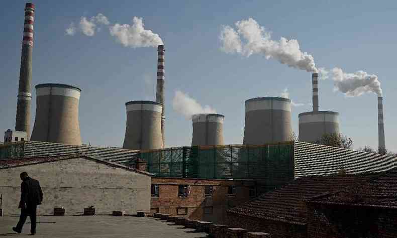Uma estao de energia movida a carvo expele fumaa em Datong, provncia de Shanxi, no norte da China, em 4 de novembro de 2021