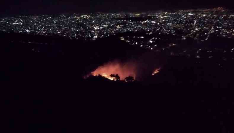 Incndio atinge mata do Bairro Taquaril(foto: CBMMG)