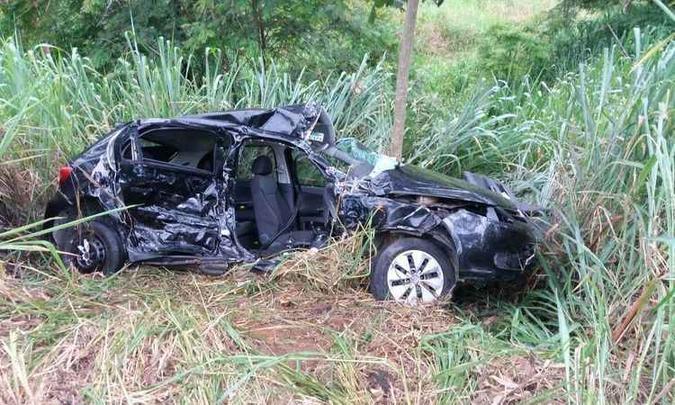 Após a batida, o Gol foi parar em um barranco às margens da rodovia (foto: Polícia Rodoviária Federal/ Divulgação ) Após a batida, o Gol foi parar em um barranco às margens da rodovia (foto: Polícia Rodoviária Federal/ Divulgação )
