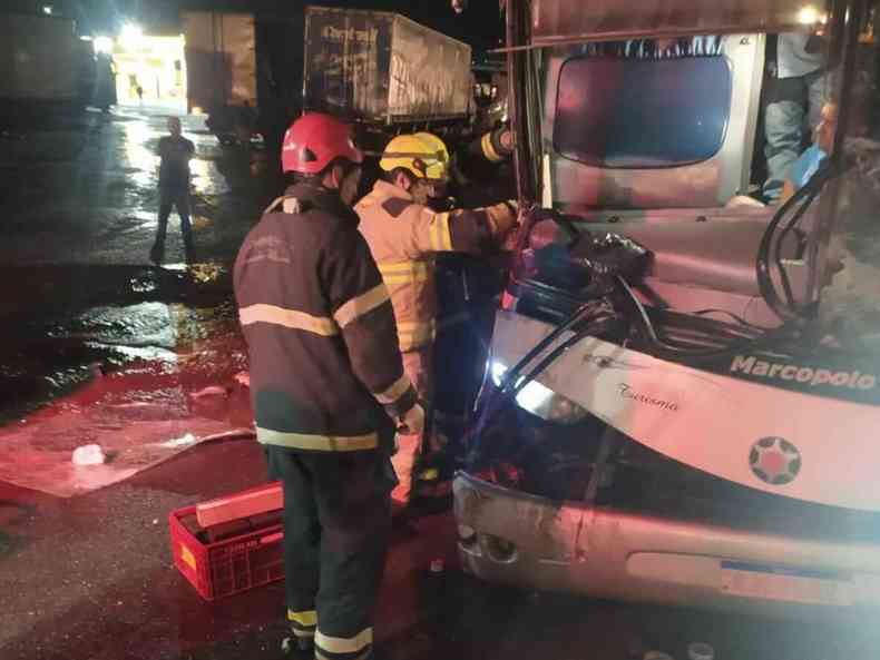 foto mostra trabalho dos bombeiros