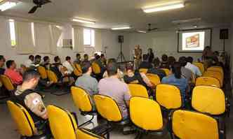 Policiais e organizadores do evento discutem detalhes da segurana(foto: Edsio Ferreira/EM/DA Press)