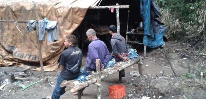 Os suspeitos contaram � pol�cia que vendiam o material extra�do para ourives de Mariana e regi�o(foto: Companhia de Meio Ambiente da PM/Divulga��o)