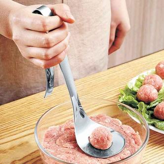 Colher para almôndega Este fabricante de almôndega faz rapidamente as bolinhas sem sujar as mãos.(foto: Divulgação) Colher para almôndega Este fabricante de almôndega faz rapidamente as bolinhas sem sujar as mãos.(foto: Divulgação)