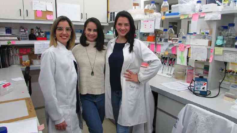 Luana Moraes, Jamile Ramos da Silva e Bruna Porchia posam para foto abraadas e sorrindo em laboratrio
