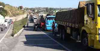 Trnsito na BR-381, em Sabar. Congestionamento chegou a 13 quilmetros nos dois sentidos(foto: Edsio Ferreira/EM/DA Press)