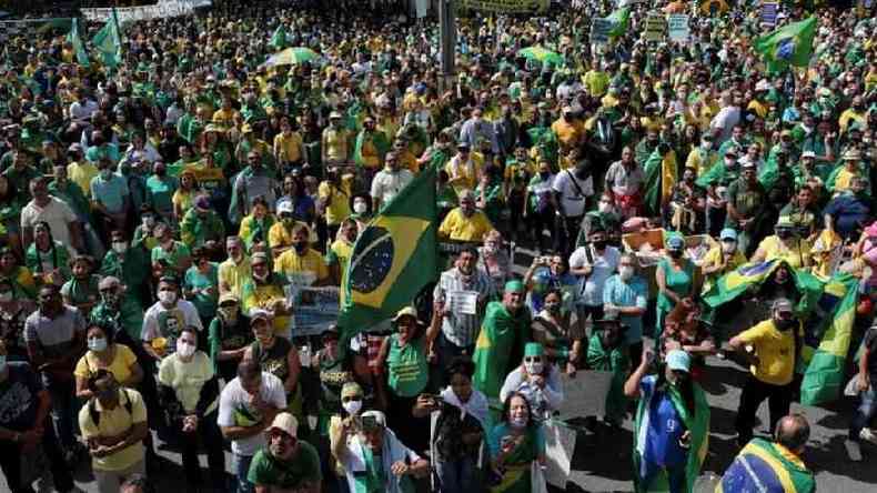 Manifestantes promovem aglomerao durante ato pr-Bolsonaro em So Paulo(foto: Reuters)