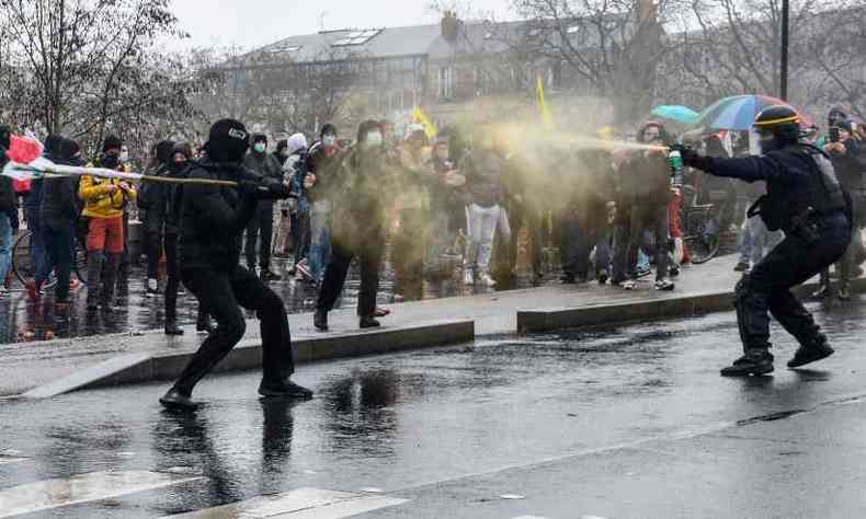 Protesto em Paris teve confrontos entre manifestantes e policiais neste sbado (16/01)(foto: Sebastien SALOM-GOMIS/AFP)