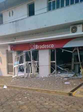 Bandidos explodem dois caixas eletrnicos de agncia do Banco Bradesco(foto: Polcia Militar/Divulgao)