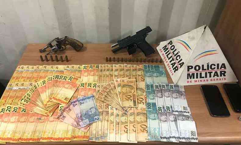 Dinheiro, armas e celulares apreendidos pelos policiais(foto: Polcia Militar/Divulgao)