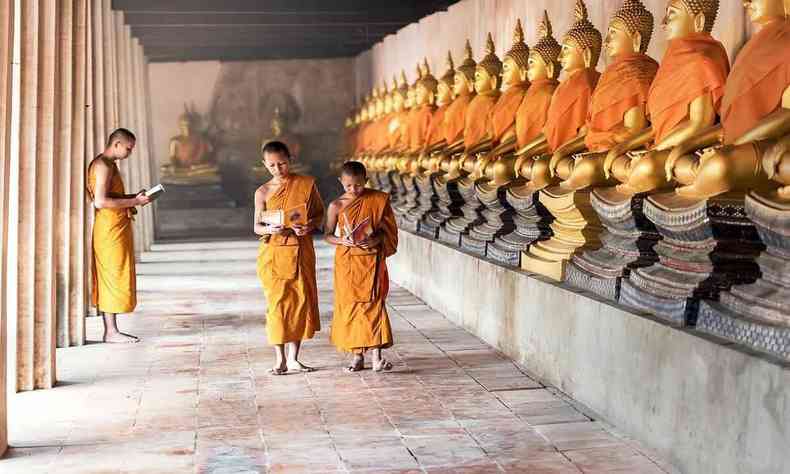 budistas caminhando 