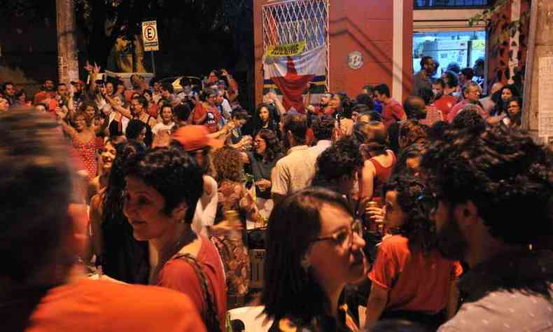Bar na Avenida Brasil lotou na noite desta sexta-feira