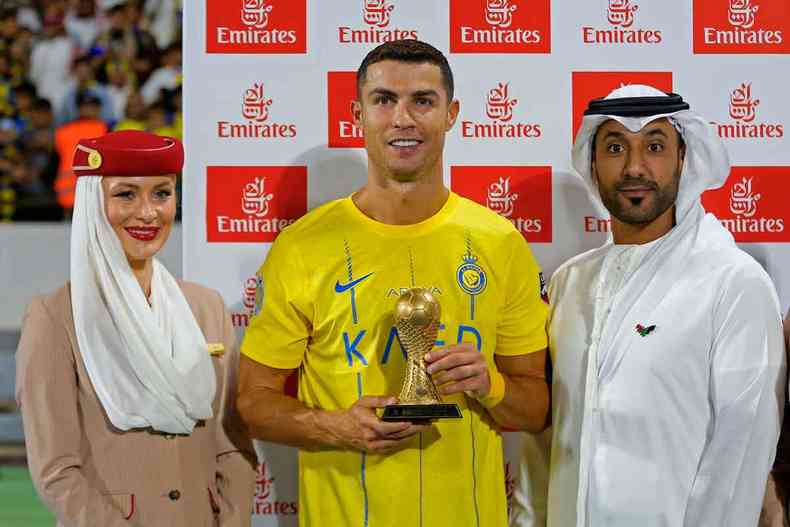 Cristiano Ronaldo recebe trofu de artilheiro aps jogo da Copa dos Campees dos Clubes rabes de 2023, entre o Al-Nassr da Arbia Saudita e o Al-Shorta, do Iraque 'Vivemos o mundo do glamour, onde 'ter  mais importante do que ser'. Um mundo vazio, onde o dinheiro 'compra' quase tudo' 