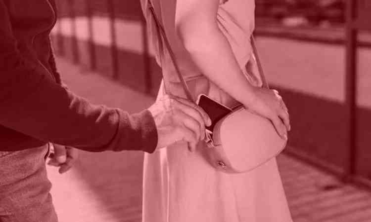 foto em colorao rosa com uma pessoa pegando um celular na bolsa de uma mulher
