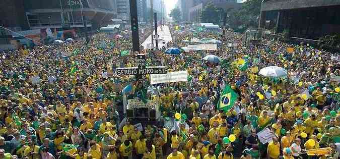 Pela segunda vez em menos de um ms, manifestaes pediram o impeachment da presidente Dilma. Em So Paulo (foto), 275 mil foram s ruas, segundo a Polcia Militar(foto: Marcelo Camargo/Agncia Brasil)