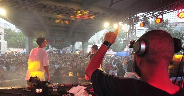 Lota Rapper Batalha de rappers lota o Viaduto de Santa Tereza - Cultura - Estado de ...