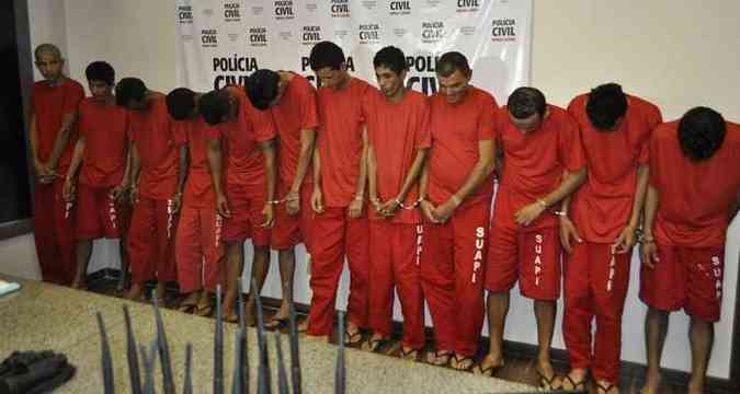Os doze suspeitos foram apresentados pela Polcia Civil (foto: Polcia Civil/Divulgao)