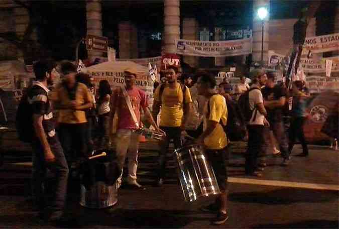 Grupo levou instrumentos e pretende acampar em frente a prefeitura(foto: Reproduo/Facebook Tarifa Zero)