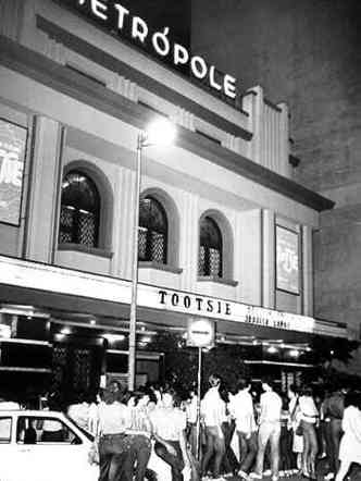 Prdio pertencia  empresa Cinemas e Teatros Minas Gerais S.A. e foi comprada por um banco(foto: Arquivo EM - 1983 )