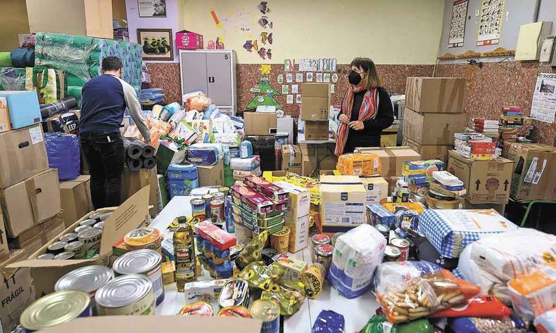 Voluntrios separam ajuda recolhida