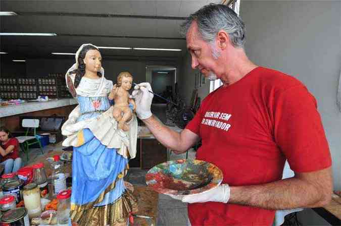 Marcos Faria coordena a equipe que recupera o rico acervo religioso que ser transferido para o Museu de Artes Sacras de Pitangui(foto: Fotos: Alexandre Guzanshe/EM/D.A. Press )