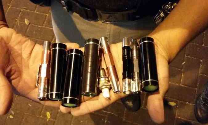 Lanternas jogadas de dentro do nibus foram recolhidas por PMs(foto: PMMG/Divulgao)