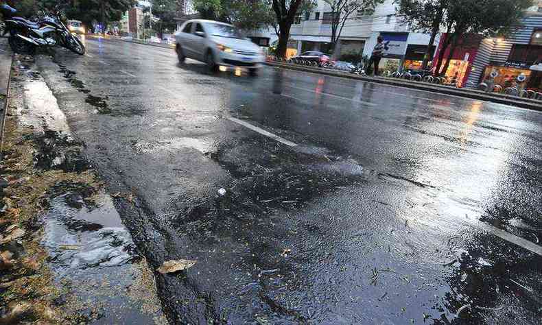 Avenida Getlio Vargas, em BH, em tempo de chuva