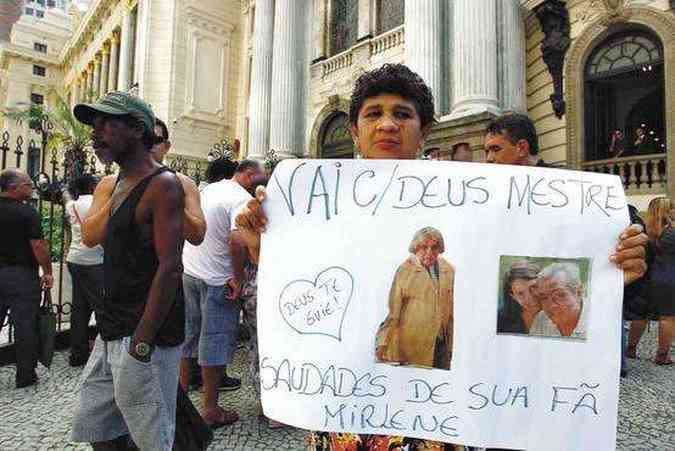 A Cinelndia, no Centro do Rio, que abriga o Theatro Municipal, recebeu personagens annimos que diziam amar o artista Chico Anysio e foram prestar a ltima homenagem (foto: Pablo Jacob/Agncia O Globo))