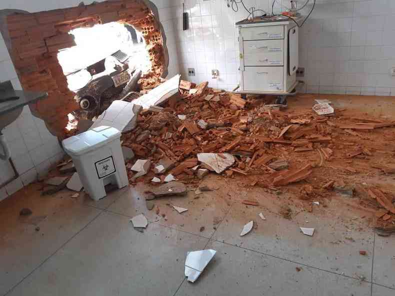Sala de emergncia com parede destruda aps ser invadida por caminhonete