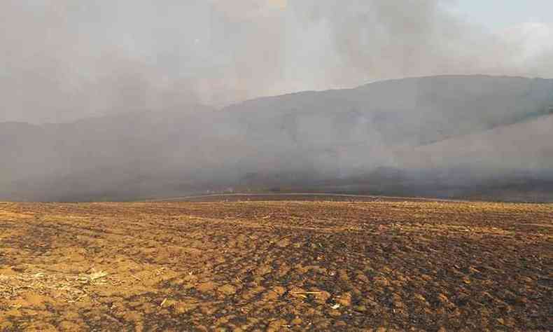 Fogo ainda consome reserva natural prxima  Serra de So Jos