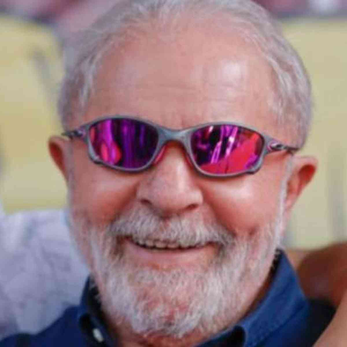 De óculos Juliet, Lula direciona campanha nas redes sociais para