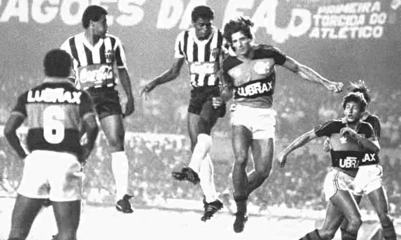 Partida entre Atltico e Flamengo pela Copa Unio de 1987: competio  exemplo de que os clubes podem organizar suas ligas(foto: ARQUIVO EM/D.A PRESS %u2013 2/12/87 )