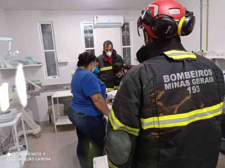 Beb recm-nascido foi levado para a Santa Casa de Montes Claros(foto: Corpo de Bombeiros/Divulgao)