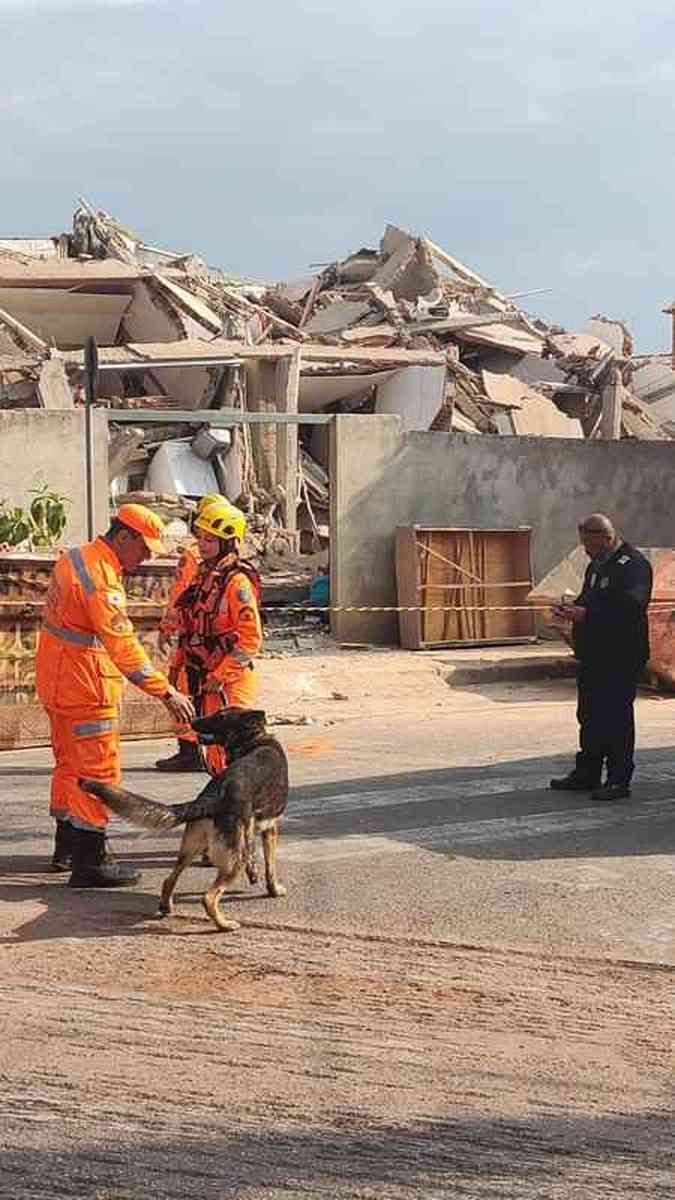 Um prdio de cinco andares em fase final de acabamento desabou sobre um casa na madrugada desta quarta-feira (21/9), no bairro Planalto, Regio Norte de Belo Horizonte. Casa atingida estava vazia no momento do colapso. Trs pessoas foram resgatadas com vida. Uma idosa de 70 anos morreu no local.Jair Amaral/EM/D.A Press