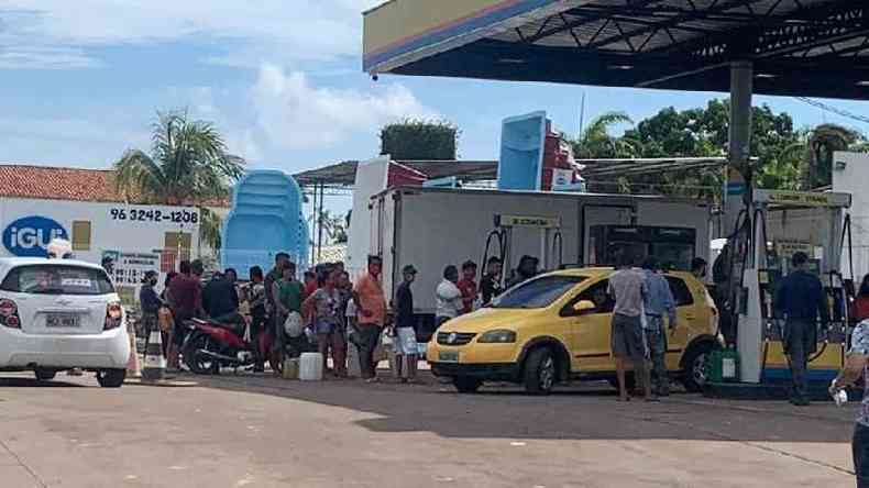 Apago levou moradores de Macap a buscarem gua em posto de gasolina(foto: Luccas Cavalcante)