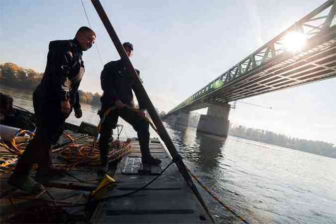 Soldados especializados em bombas se preparam para mergulhar no Rio Danúbio, para verificar a situação do artefato(foto: AFP PHOTO / BALINT FEJER HUNGARY OUT)