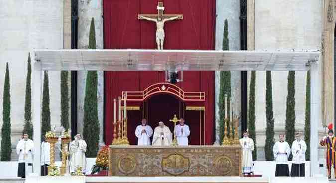 Rito para canonizao aconteceu logo no comeo da missa(foto: ALBERTO PIZZOLI / AFP)