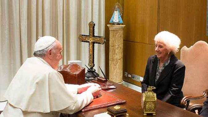 Papa Francisco conversa com Estella de Carlotto em encontro nesta quarta-feira(foto: OSSERVATORE ROMANO/AFP)
