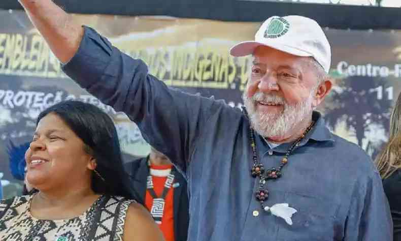 Lula ao lado de uma indgena