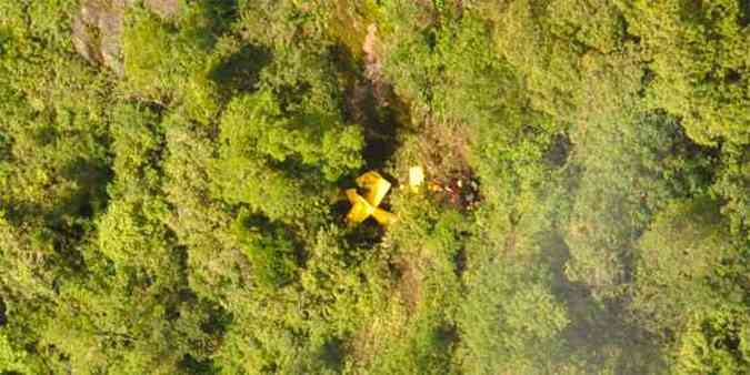  Os corpos do piloto e do passageiro foram encontrados junto aos destroos(foto: FAB/Equipe Pelicano/Divulgao)